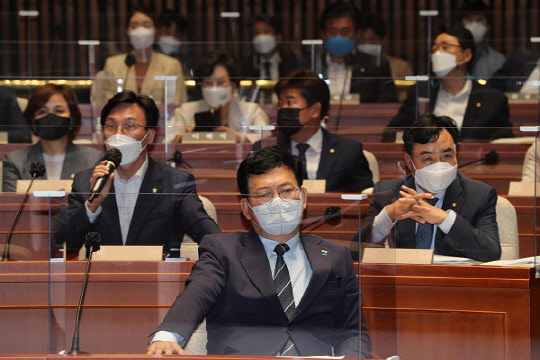 더불어민주당 송영길 대표와 의원들이 22일 오전 서울 여의도 국회에서 열린 의원총회에서 회의 공개 를 주장하는 설훈 의원의 의사진행 발언을 듣고 있다. 연합뉴스
